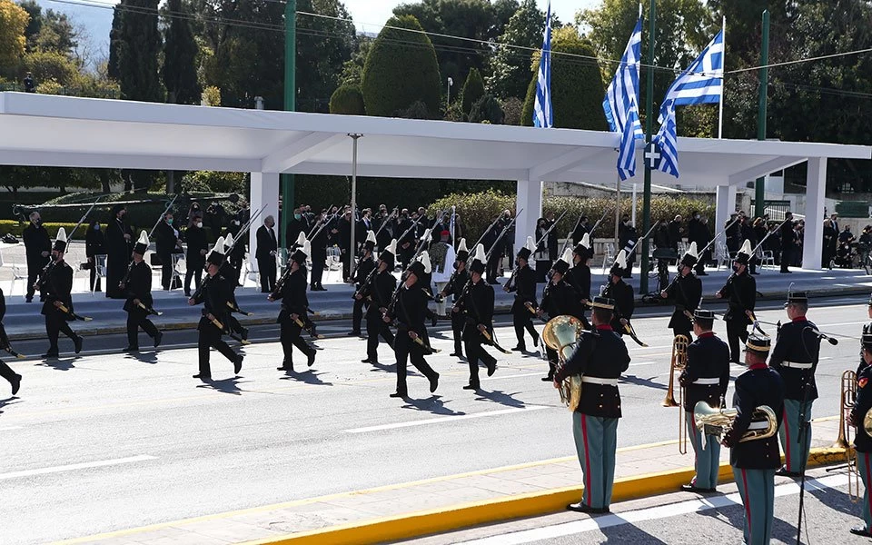 Πρωτοφανής σε μέγεθος η στρατιωτική παρέλαση: Για πρώτη φορά πέταξαν στους ελληνικούς ουρανούς αμερικανικά, γαλλικά και βρετανικά μαχητικά – Τίμησαν τον αγώνα κατά των Τούρκων – Σοκ στην Άγκυρα